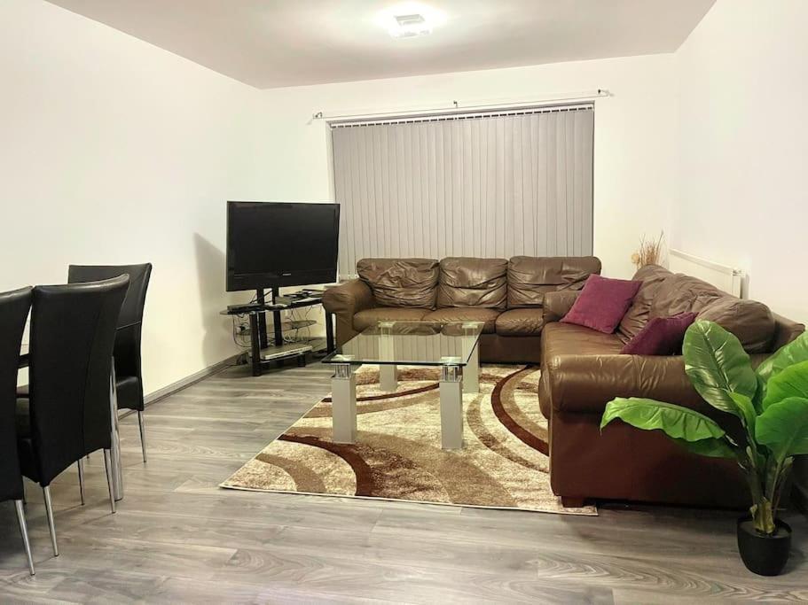 Lovely 3 Bed Apartment Near Qe Hospital Harborne Birmingham New Buitenkant foto